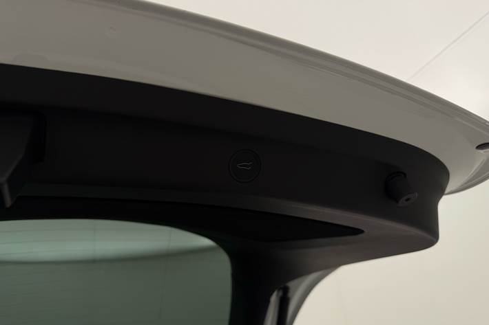 Hvid Tesla Model Y fra 2023