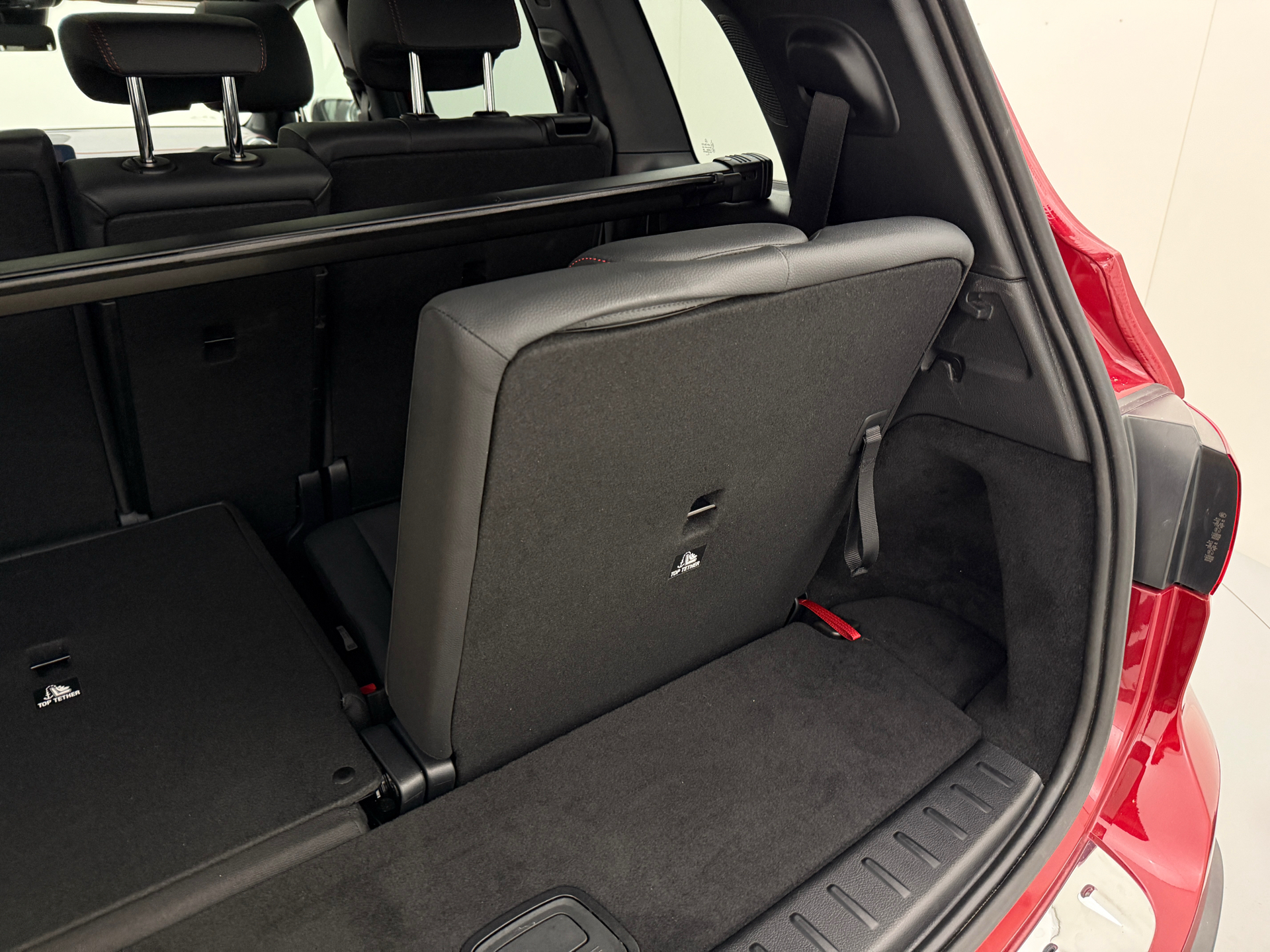 Rød Mercedes EQB 300 fra 2024