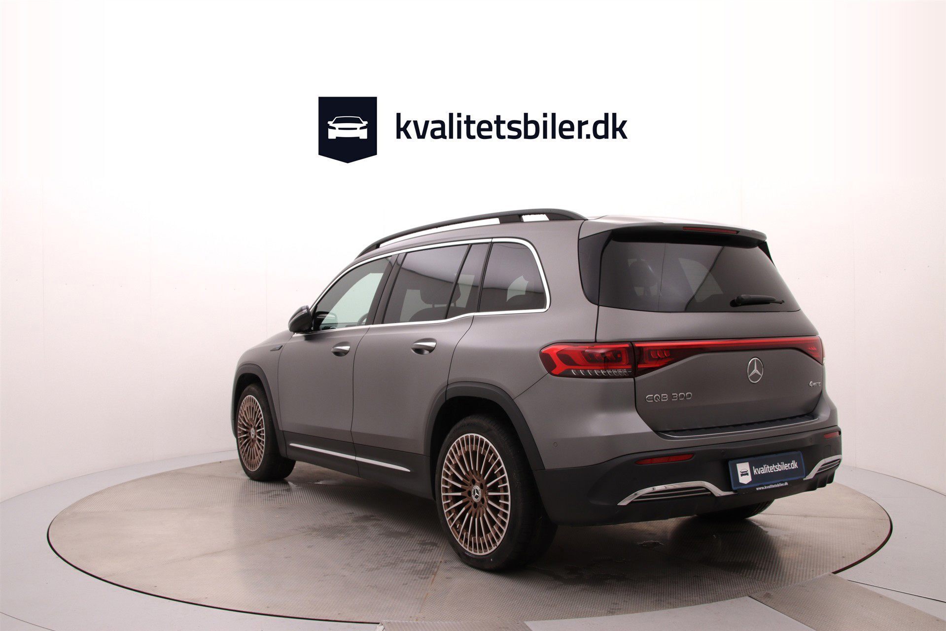 Grå Mercedes EQB 300 fra 2023