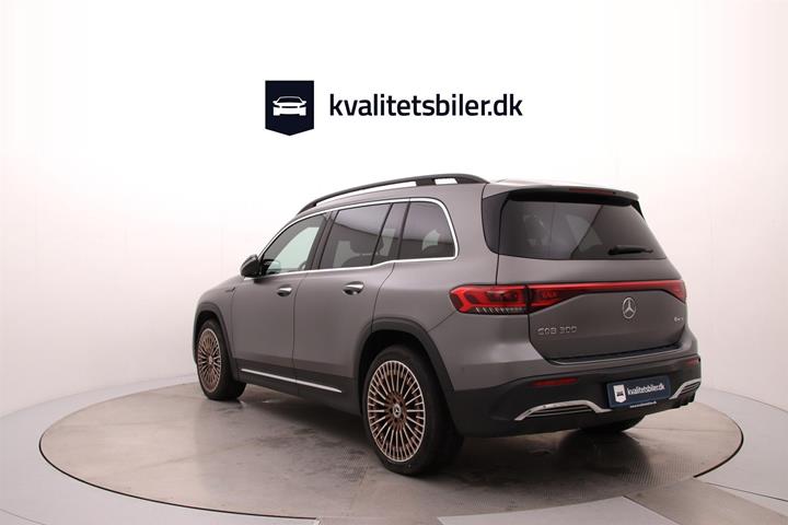 Grå Mercedes EQB 300 fra 2023