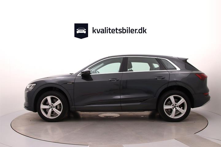Grå Audi e-tron fra 2021