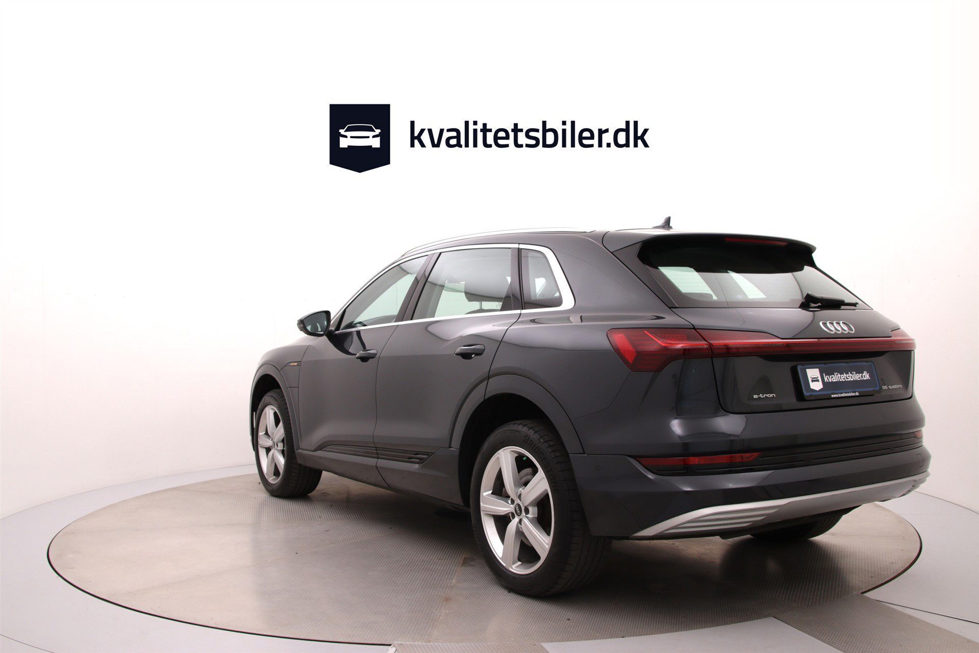 Grå Audi e-tron fra 2021