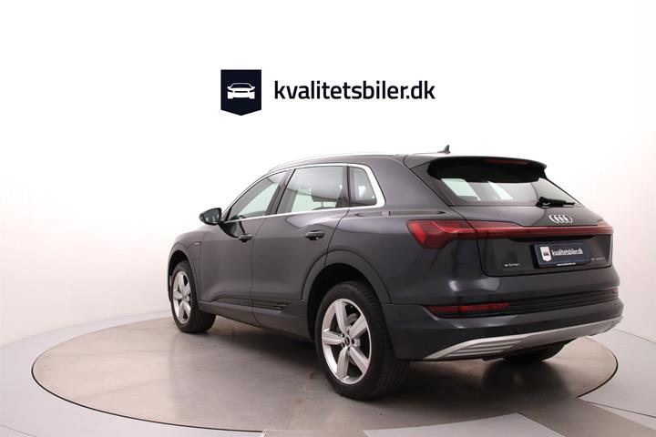 Grå Audi e-tron fra 2021