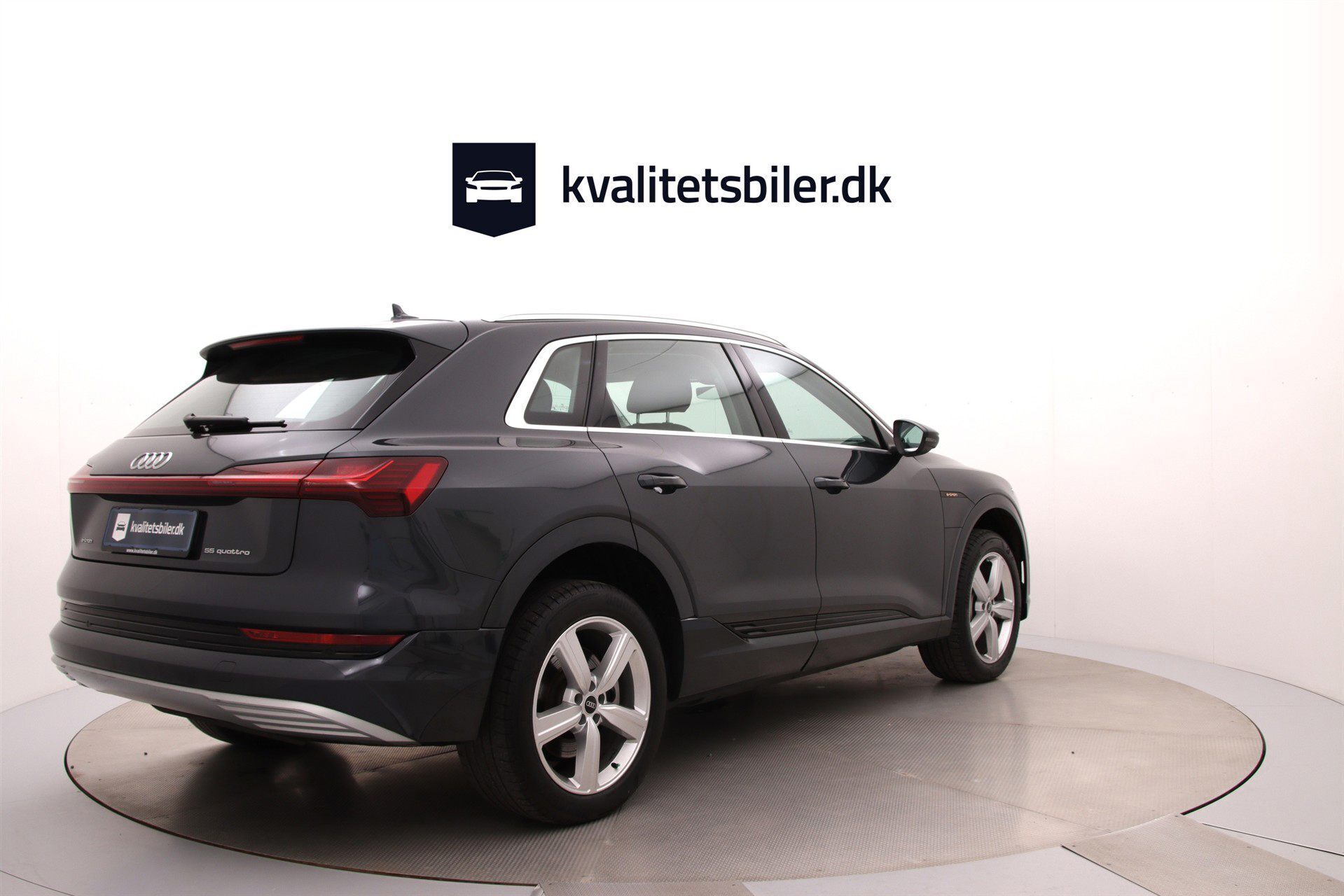 Grå Audi e-tron fra 2021