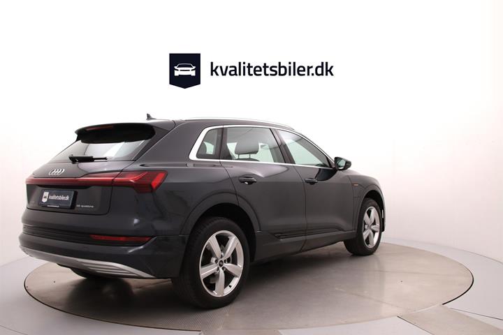 Grå Audi e-tron fra 2021