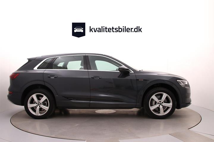 Grå Audi e-tron fra 2021