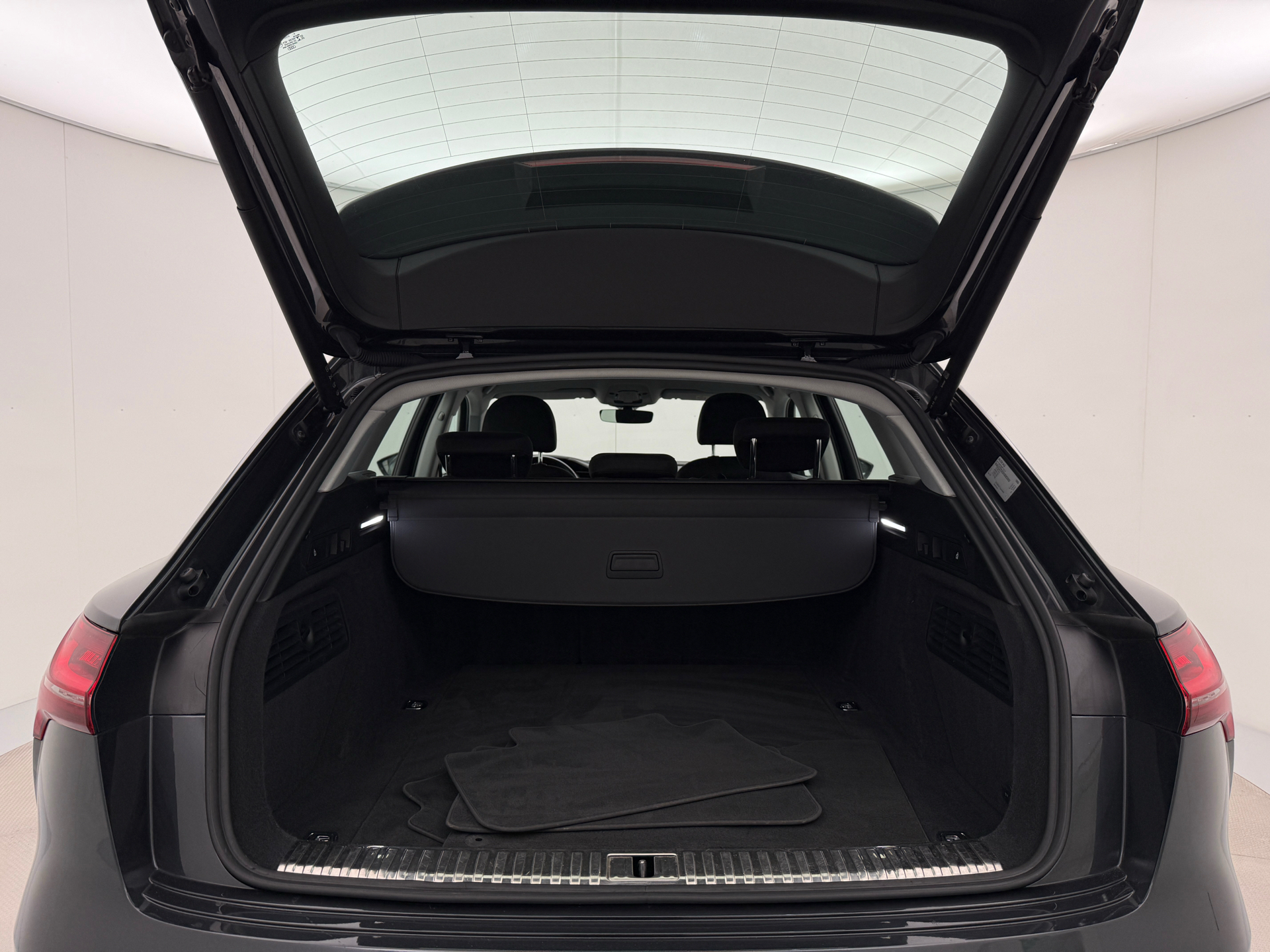 Grå Audi e-tron fra 2021