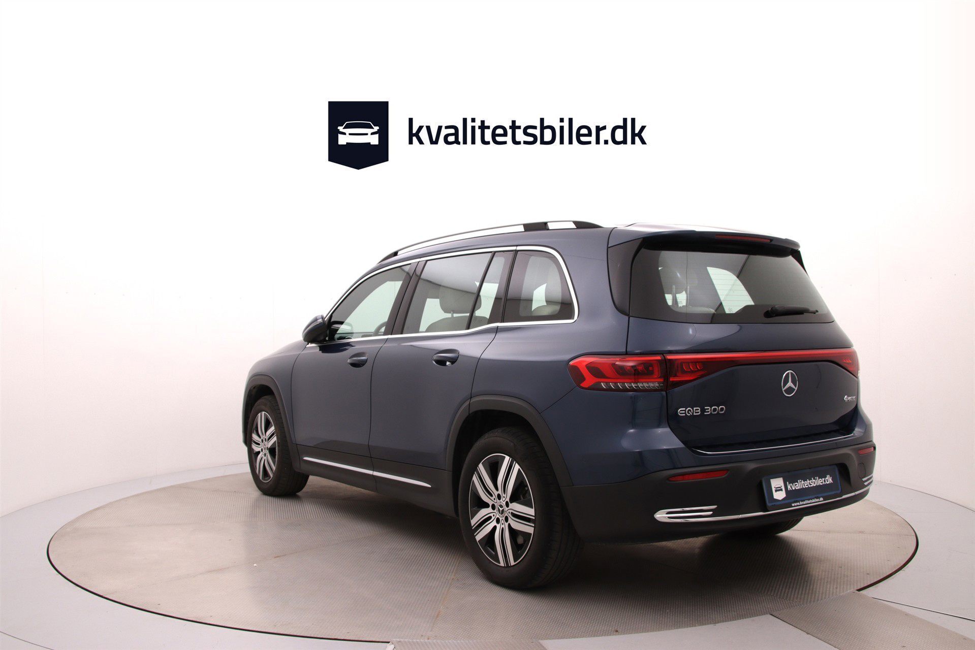 Blå Mercedes EQB 300 fra 2024