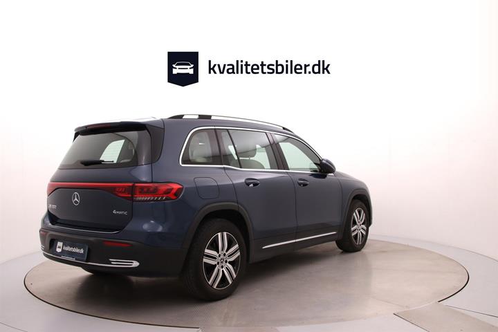 Blå Mercedes EQB 300 fra 2024