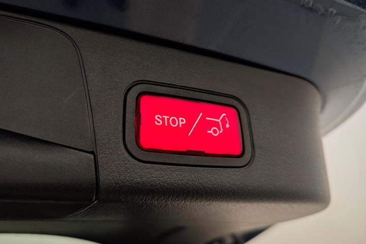 Blå Mercedes EQB 300 fra 2024