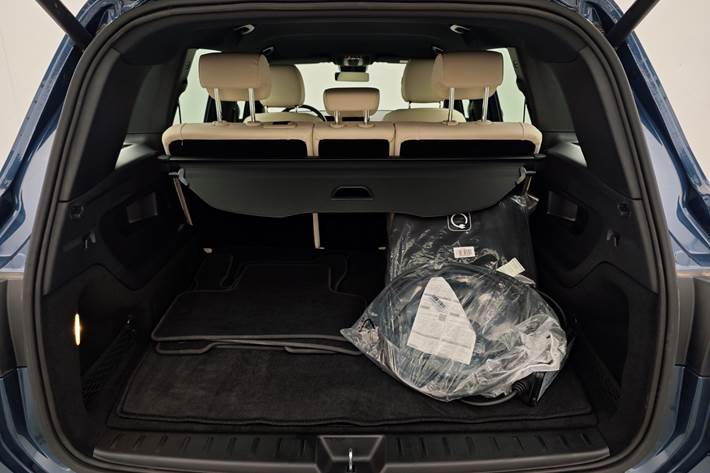 Blå Mercedes EQB 300 fra 2024