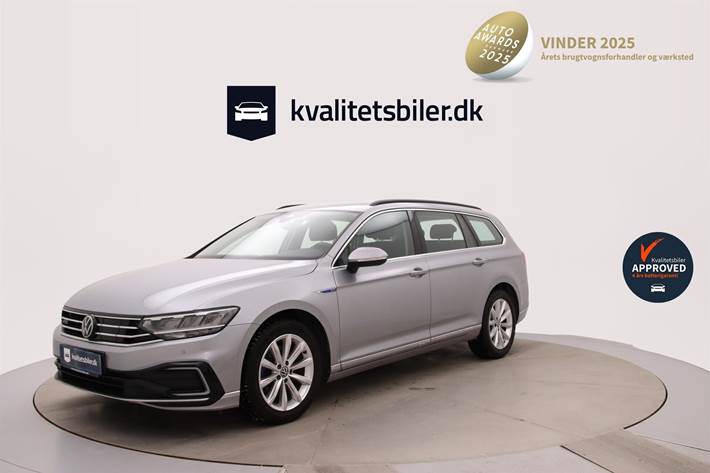 Sølv VW Passat fra 2022 set udefra