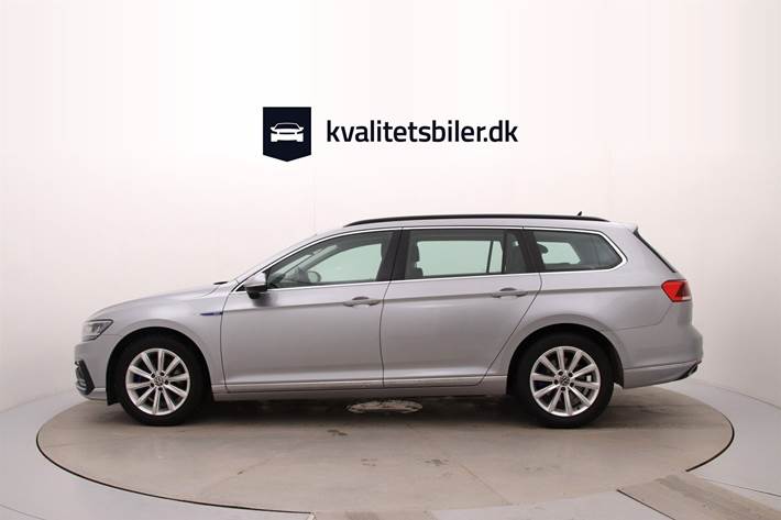 Sølv VW Passat fra 2022