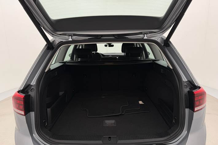 Sølv VW Passat fra 2022