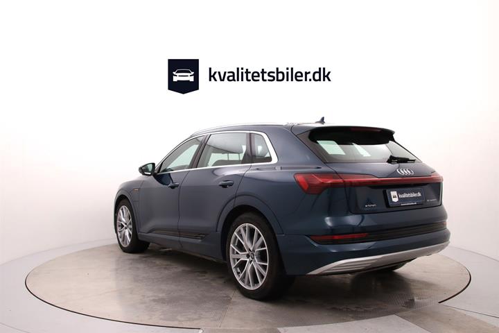 Blå Audi e-tron fra 2020