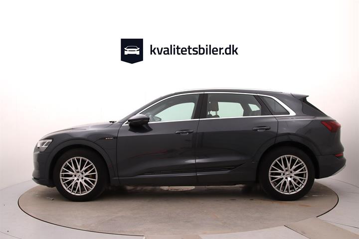 Grå Audi e-tron fra 2020