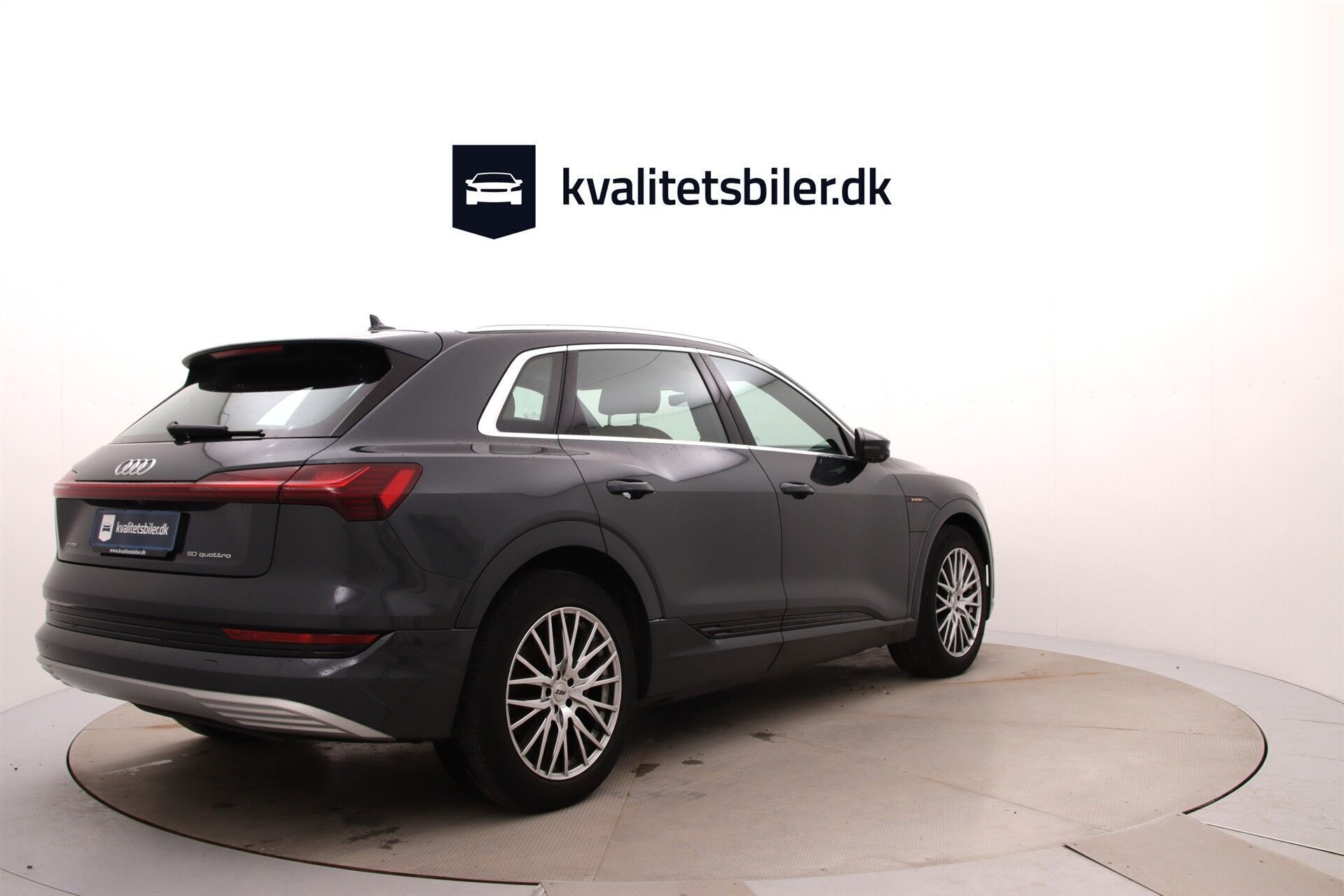 Grå Audi e-tron fra 2020