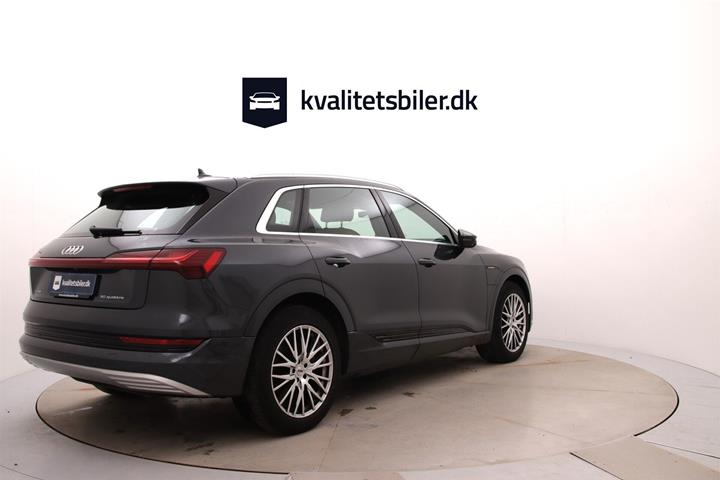 Grå Audi e-tron fra 2020