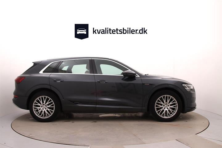 Grå Audi e-tron fra 2020