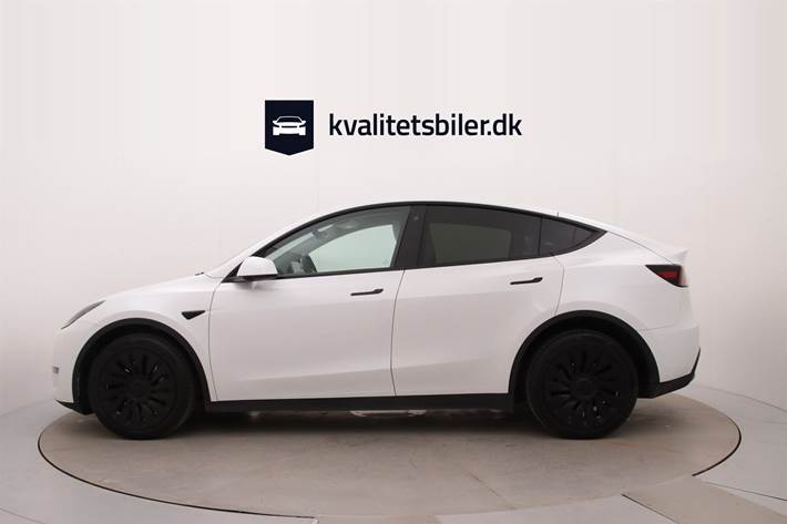Hvid Tesla Model Y fra 2021