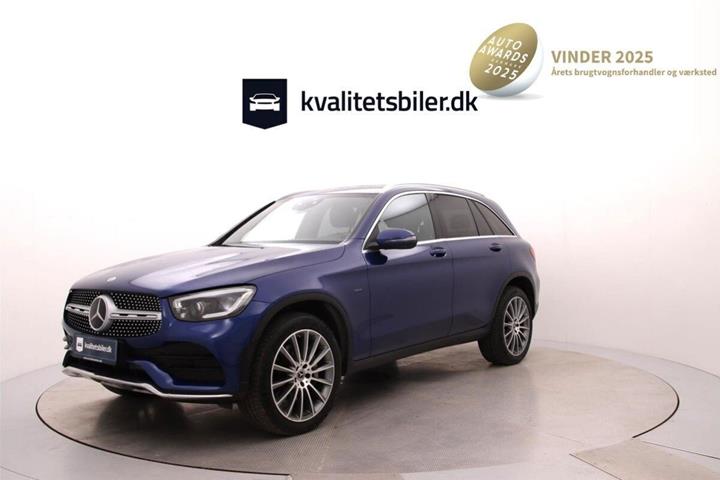 Blå Mercedes GLC300 e fra 2021 set udefra