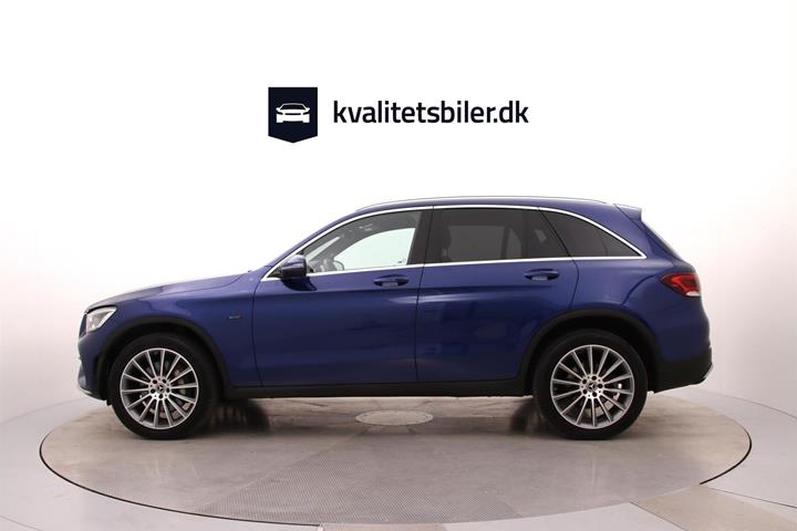 Blå Mercedes GLC300 e fra 2021