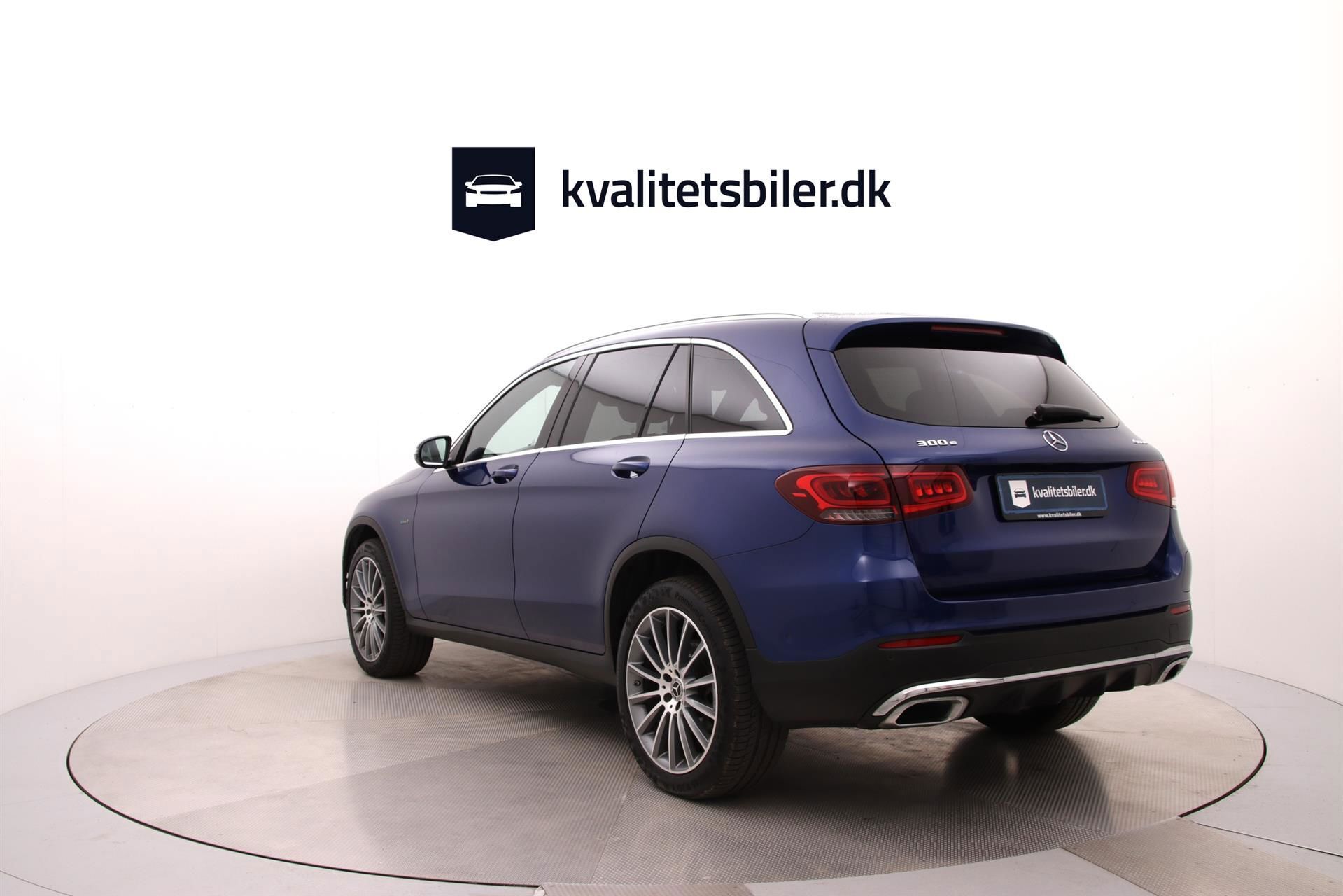 Blå Mercedes GLC300 e fra 2021