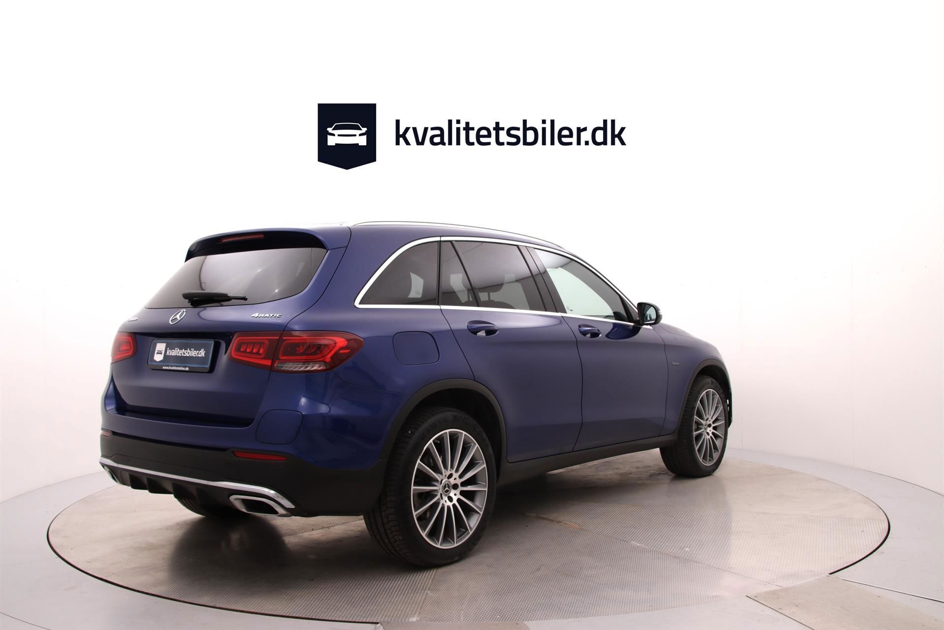Blå Mercedes GLC300 e fra 2021