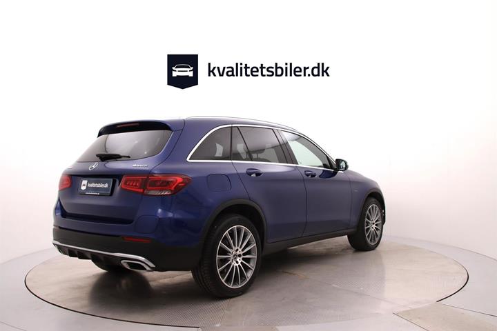 Blå Mercedes GLC300 e fra 2021