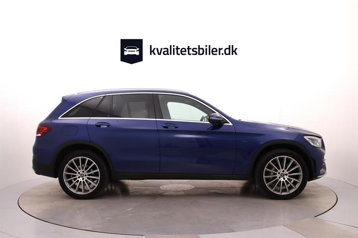 Blå Mercedes GLC300 e fra 2021
