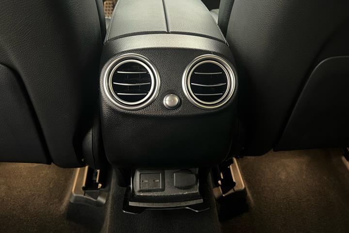 Blå Mercedes GLC300 e fra 2021