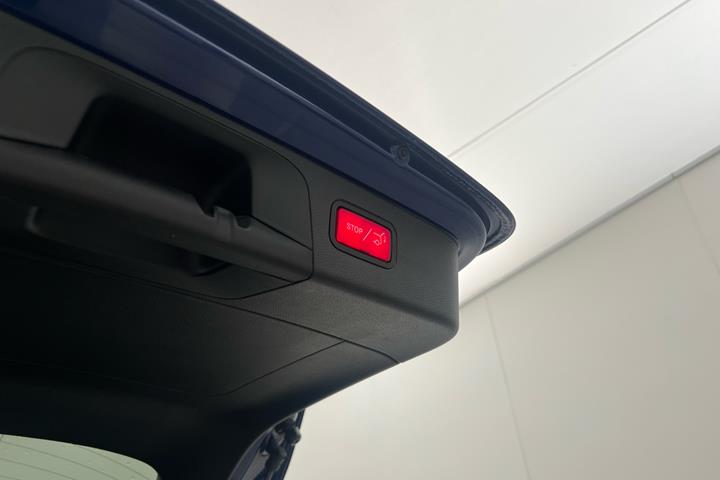 Blå Mercedes GLC300 e fra 2021