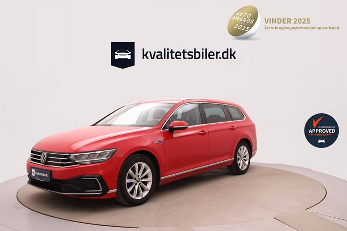 Rød VW Passat fra 2021 set udefra