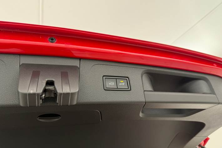 Rød VW Passat fra 2021