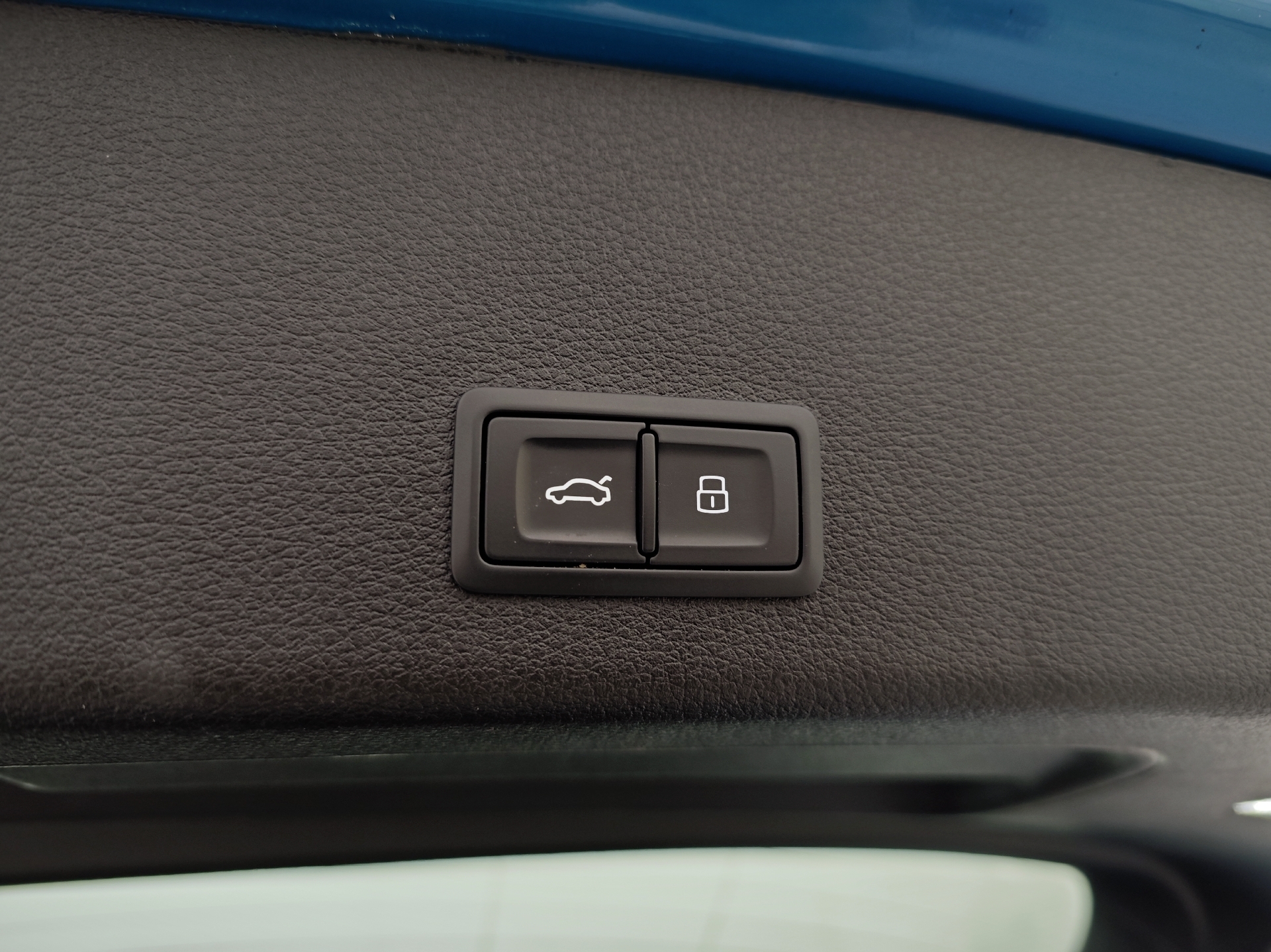 Blå Audi e-tron fra 2019