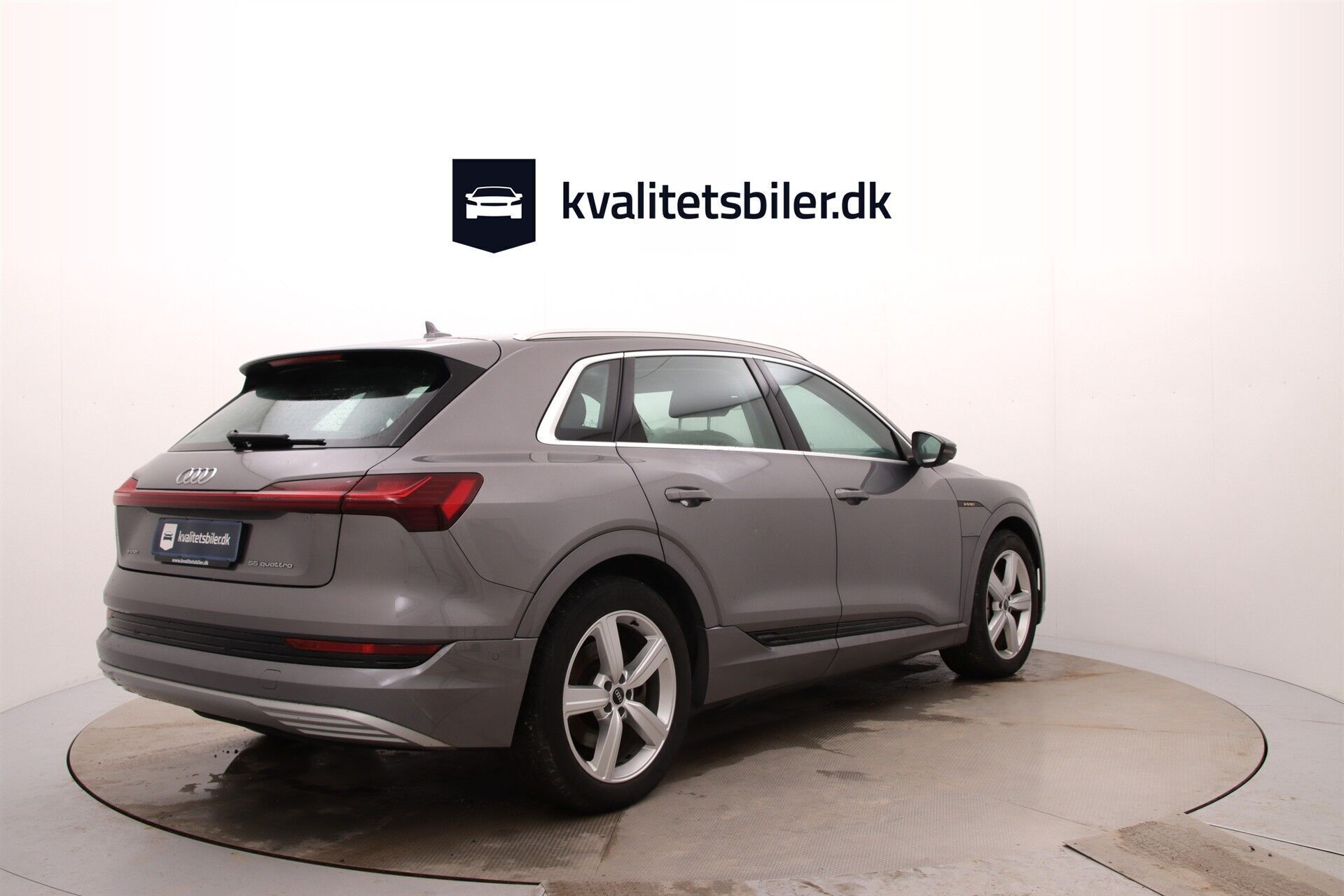 Grå Audi e-tron fra 2020