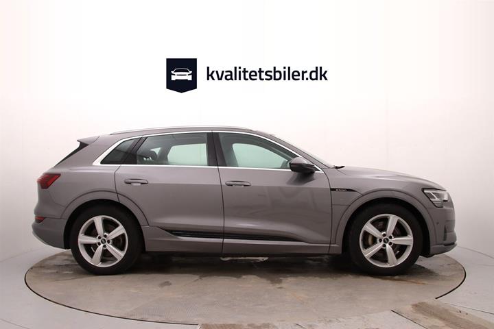 Grå Audi e-tron fra 2020