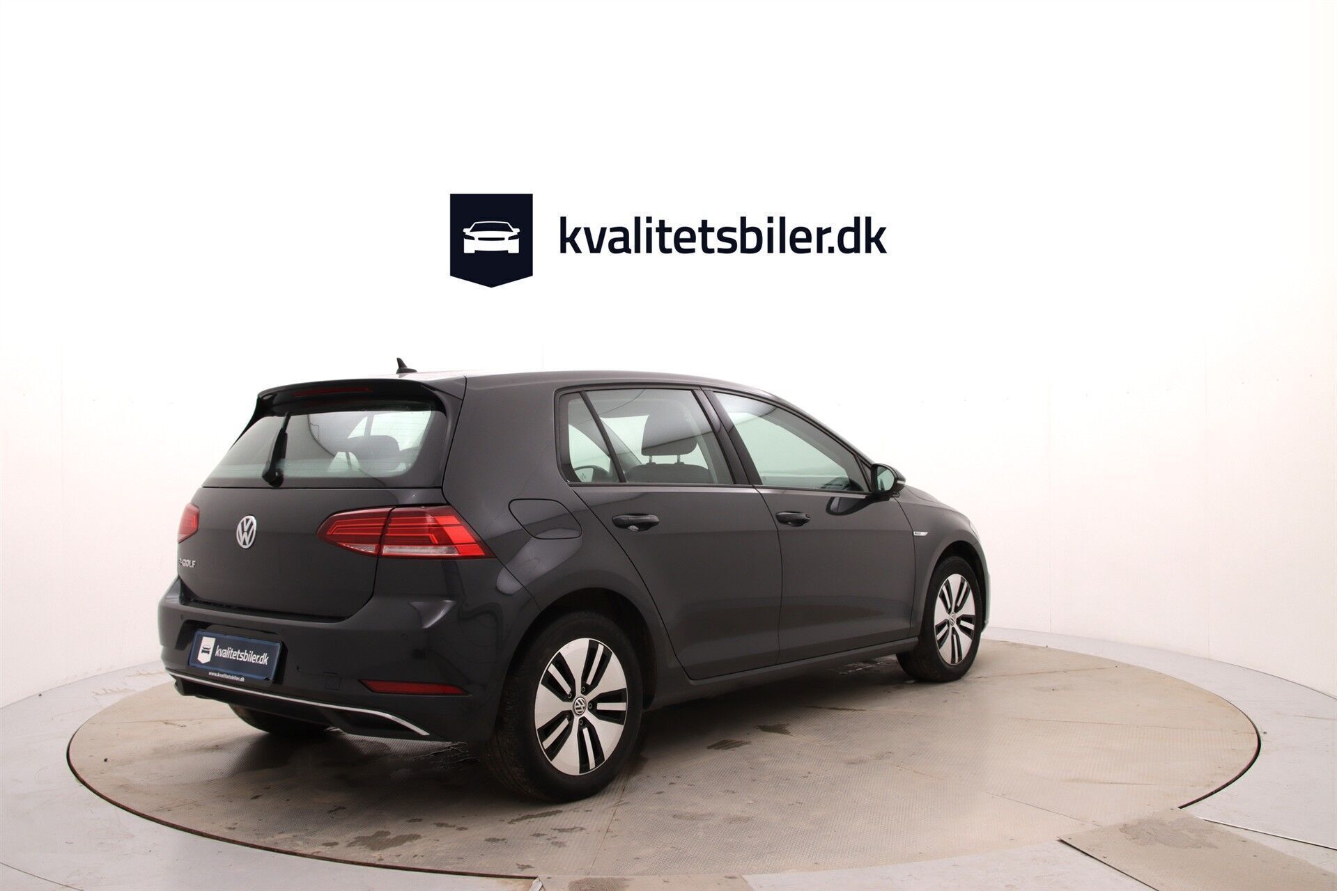 Grå VW Golf fra 2021