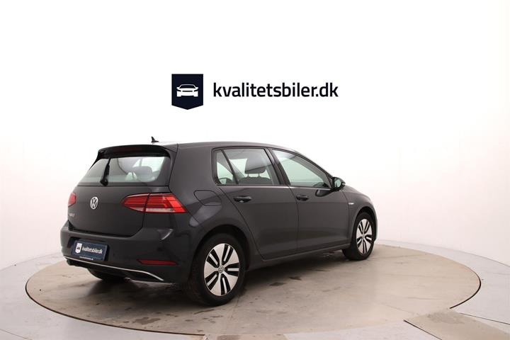 Grå VW Golf fra 2021