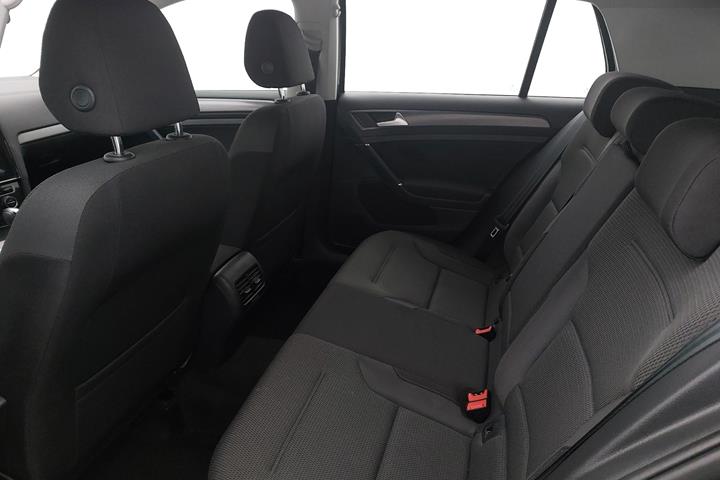 Grå VW Golf fra 2021