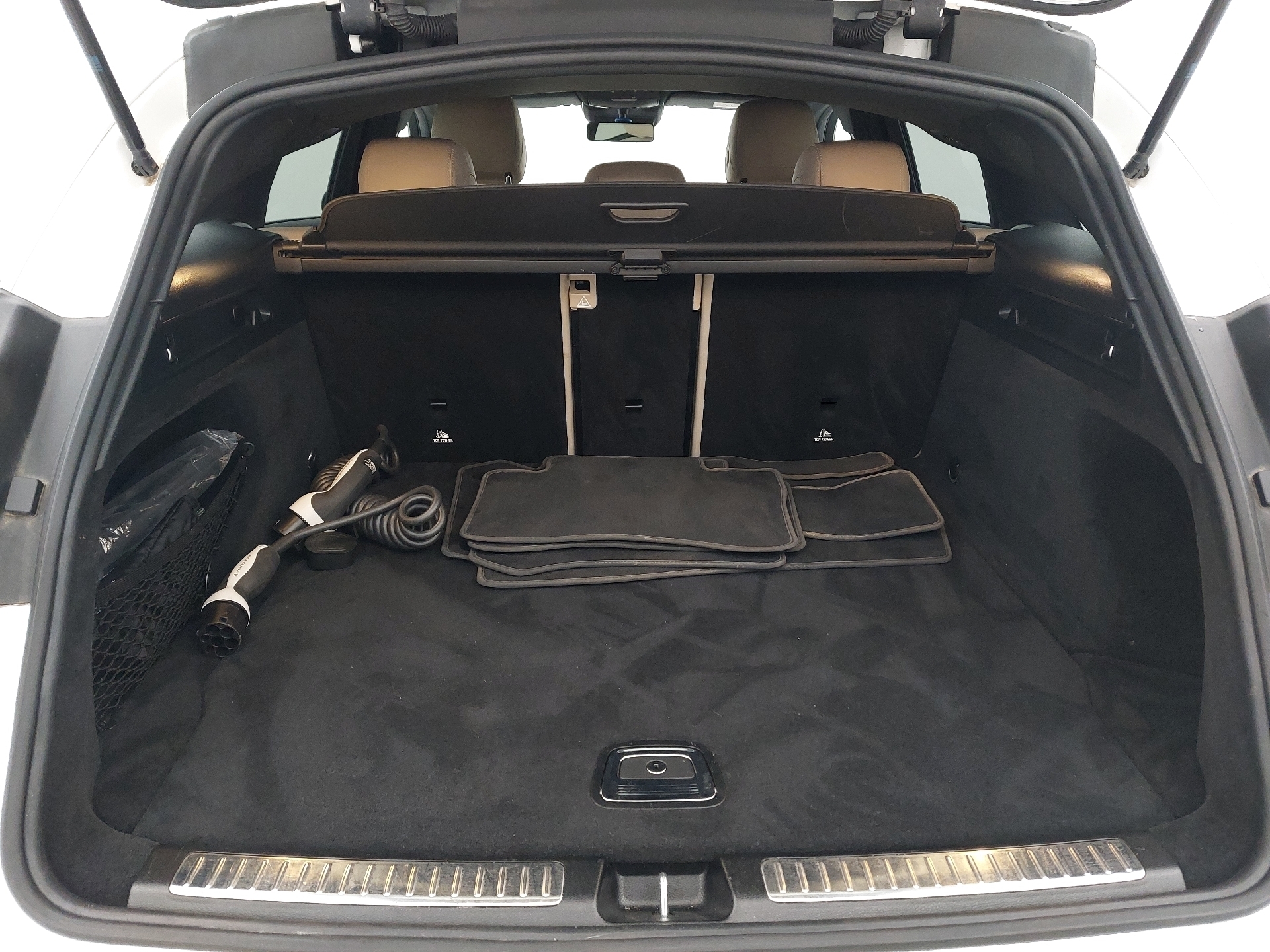 Hvid Mercedes EQC fra 2020