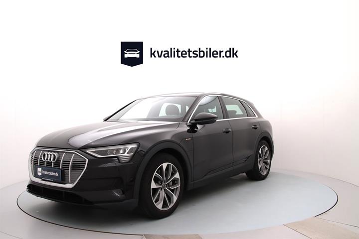 Sort Audi e-tron fra 2021 set udefra