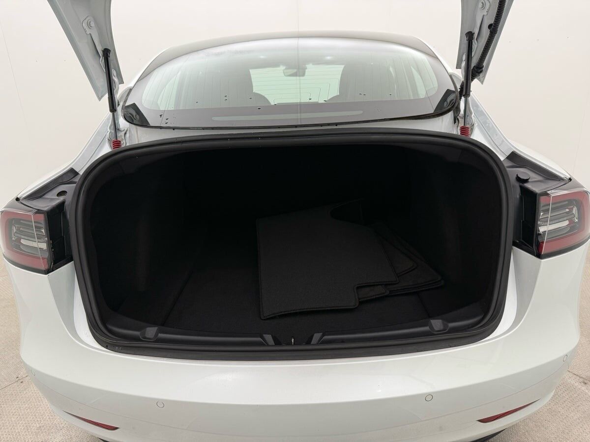 Hvid Tesla Model 3 fra 2020