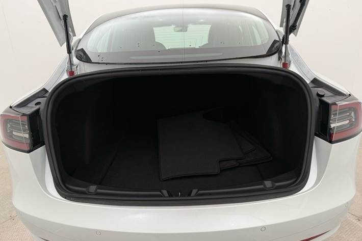 Hvid Tesla Model 3 fra 2020