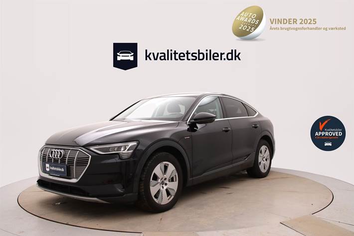 Sort Audi e-tron fra 2021 set udefra