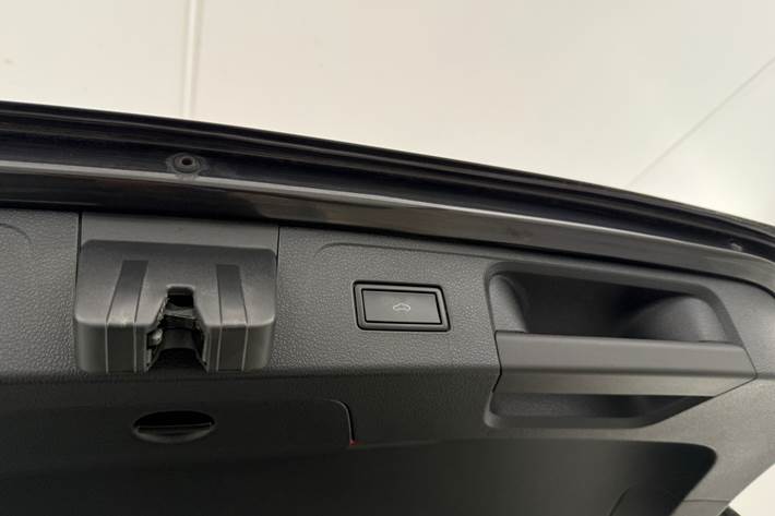 Grå VW Passat fra 2020