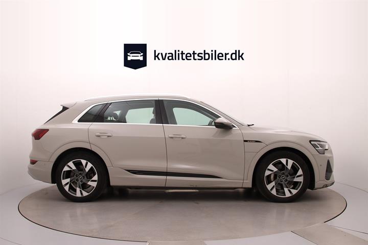 Beige Audi e-tron fra 2020