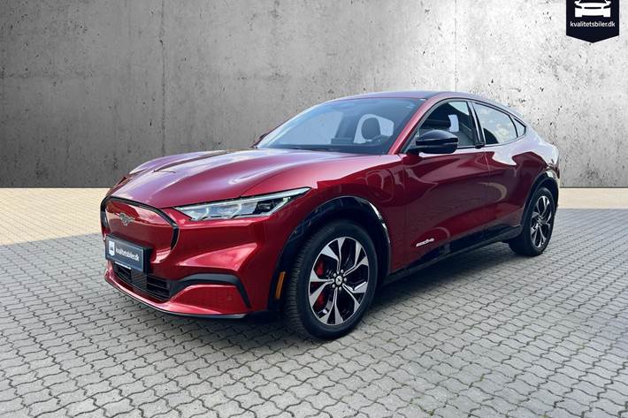 Rød Ford Mustang Mach-E fra 2022 set udefra