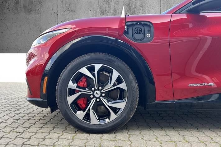 Rød Ford Mustang Mach-E fra 2022