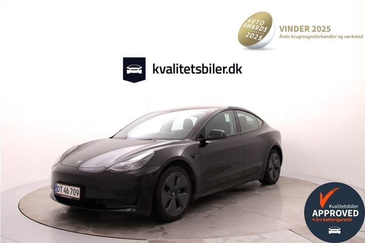 Sort Tesla Model 3 fra 2022 set udefra